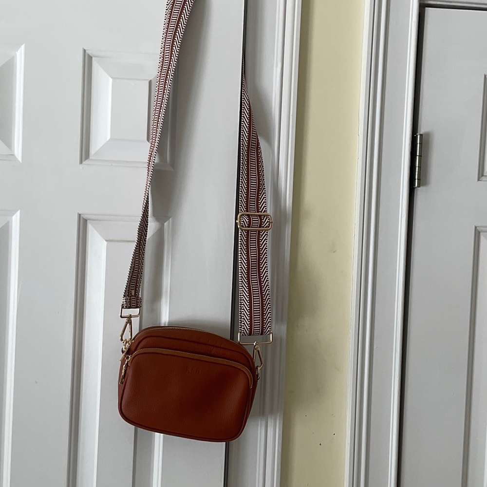 Pom PomWomen's Crossbody Camera Bag in Rich Brown